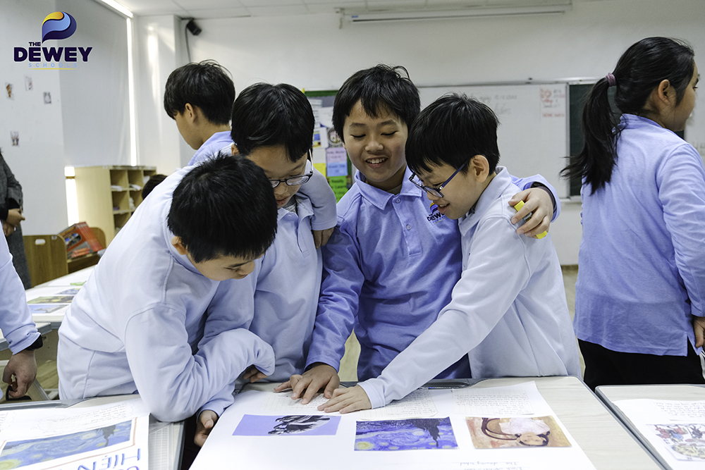 Hình ảnh các con tham quan “Buổi triển lãm” của mình