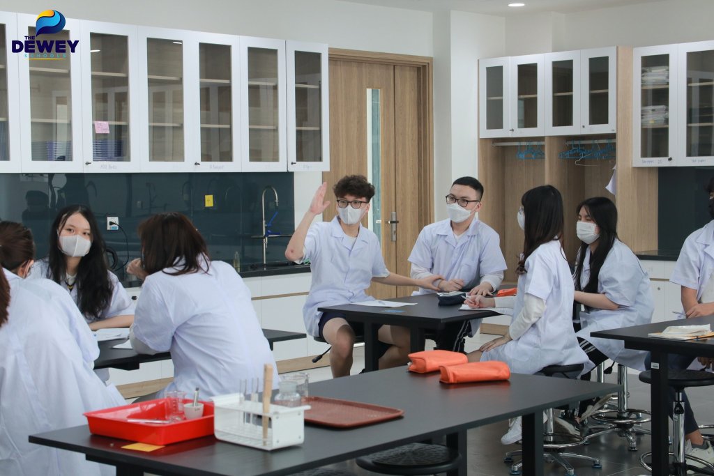 lop-10-hoc-nhung-mon-gi-01