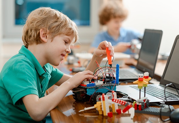 so-sanh-phuong-phap-montessori-va-steam-02