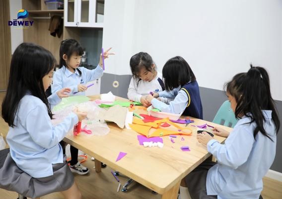 Ap-dung-giao-duc-lay-tre-lam-trung-tam-tai-Dewey-schools