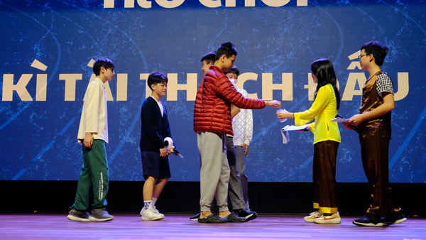 van-hoc-hien-thuc-tay-ho-tay-10