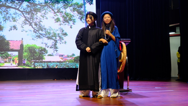 van-hoc-hien-thuc-tay-ho-tay-07