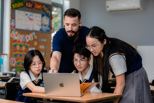 Comparing-the-British-and-American-Education-01
