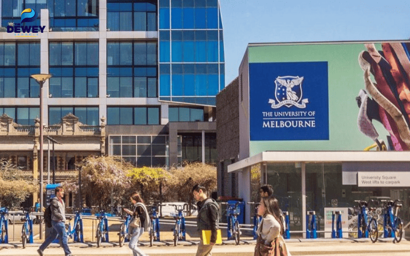 Sinh viên quốc tế tham gia hoạt động sinh hoạt và Fv 888 tải ứng dụng tại Melbourne, minh họa chi phí sinh hoạt cần chuẩn bị khi Fv 88 cá cược trực tuyến Úc