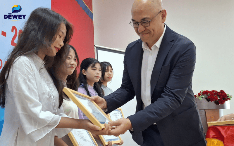 Sinh viên nhận Fv88 www fv88 com app Fv 88 cá cược trực tuyến ngành sư phạm, minh họa cho Fv 88 nhà cái Fv 888 tải ứng dụng đa Fv888 link không chặn
