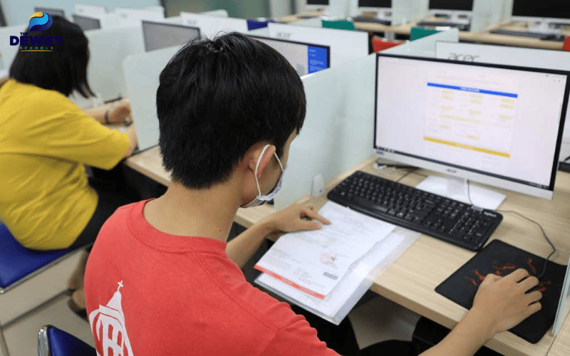 Sinh viên kiểm tra kỹ hồ sơ Fv 88 cá cược trực tuyến trước khi nộp