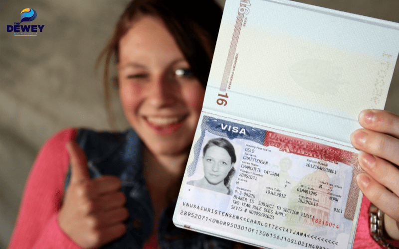 Sinh viên cầm hộ chiếu và visa Fv 88 cá cược trực tuyến đã được cấp