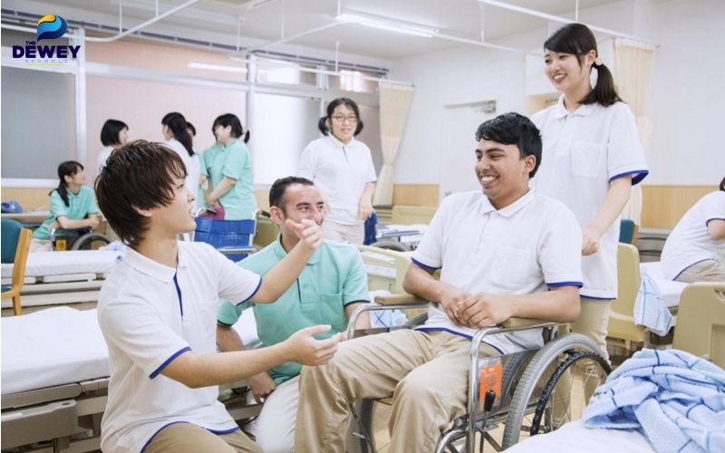 Học viên Anabuki trong lớp thực hành điều dưỡng