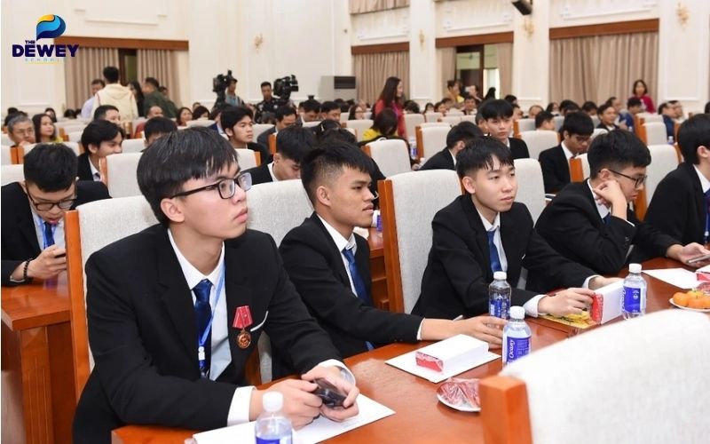 Sinh viên quốc tế trong buổi đào tạo về chương trình Fv88 www fv88 com app hè