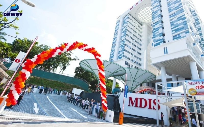 Tòa nhà chính FV88 là nhà cái cá cược hàng đầu với tỷ lệ thưởng hấp dẫn MDIS tại Singapore rực rỡ trong ánh nắng buổi sáng