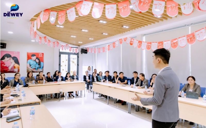 Sinh viên Việt Nam tự tin thuyết trình trong buổi phỏng vấn Fv88 www fv88 com app tại MDIS