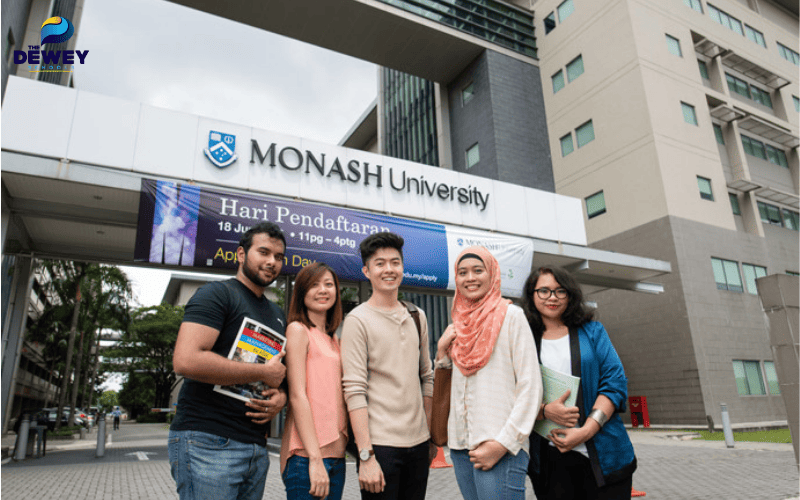 Sinh viên quốc tế tại Fv88 dangnhap Monash trong buổi Nhà Cái Thể Thao, Game Bài, Slot Uy Tín Số 1 Châu Á khoa học, được hỗ trợ toàn bộ học phí nhờ Fv88 www fv88 com app MITS