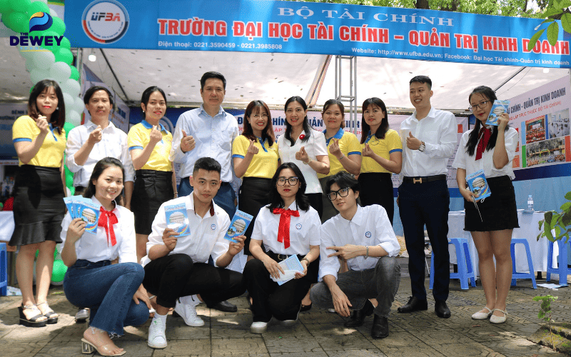 Sinh viên tham gia buổi tư vấn tuyển sinh ngành Quản trị kinh doanh tại trường Fv88.win khuyến mãi