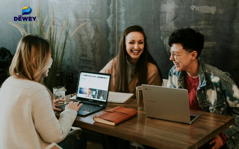 Sử dụng mạng lưới quan hệ và các kênh tuyển dụng trực tuyến