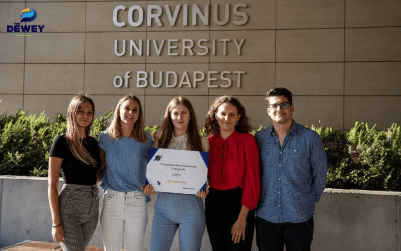 Sinh viên chuẩn bị hồ sơ nộp vào trường Fv88.win khuyến mãi tại Budapest, Hungary