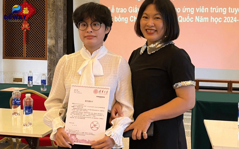 Sinh viên vui mừng nhận Fv88 www fv88 com app tại trường Fv88.win khuyến mãi Trung Quốc