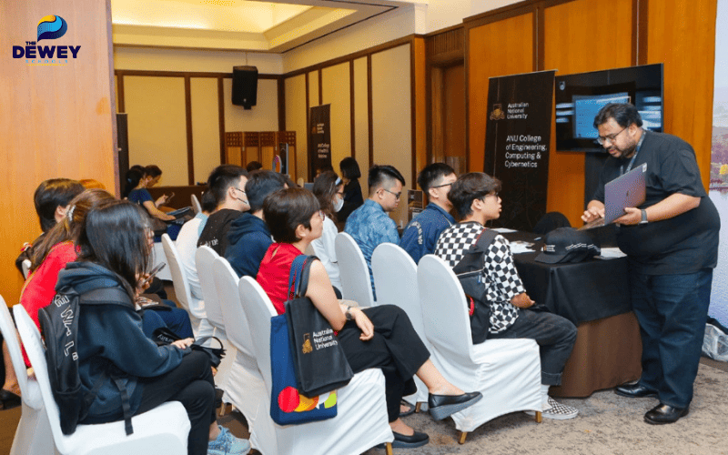 Sinh viên quốc tế tìm hiểu cơ sở vật chất và chương trình đào tạo khi chọn Fv88.it.com link tải ứng dụng Fv 88 cá cược trực tuyến Úc