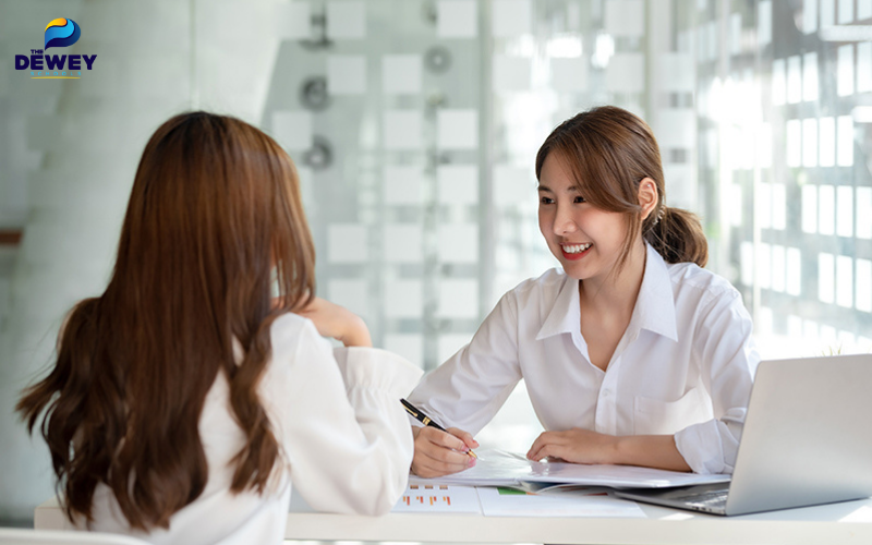 Sinh viên chuẩn bị hồ sơ cá nhân và thông tin cơ bản trước buổi phỏng vấn visa Fv 88 cá cược trực tuyến Mỹ