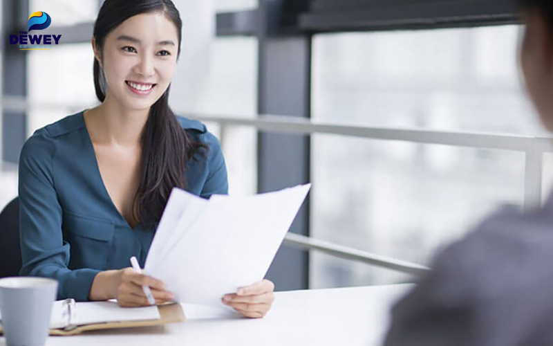 Sinh viên luyện tập phỏng vấn xin visa Fv 88 cá cược trực tuyến Đài Loan trước gương để tự tin trả lời câu hỏi